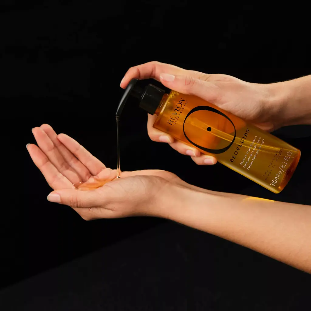 oro-fluido-shampoo-hand-texture.webp